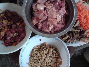 虾米,鸡肉,腊肠,猪油渣,香菇,红罗卜等......