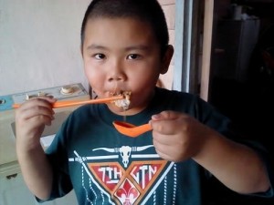 可爱小光头美食家.哈哈!